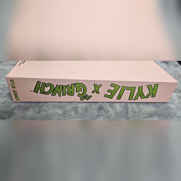Kylie Jenner Autographed Signed Grinch PR Box NEW Cosmetics Never Been Used! - Picture 6 of 16